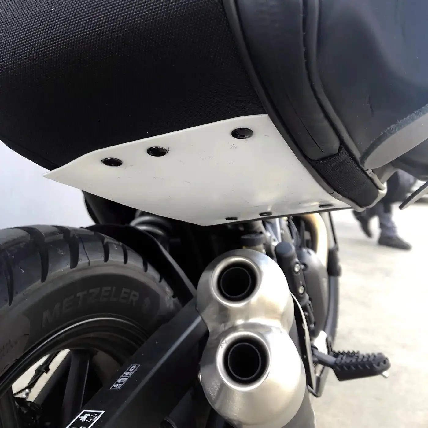 Panniers for Triumph Speed - Scrambler 400, pair of CAMION in Leather side bags - Image 4