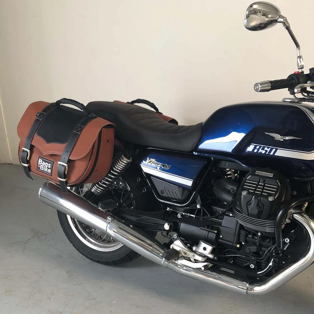 Panniers for Moto Guzzi V7 Special 2021/24, pair of CLASSIC in Leather and Black side bags - Image 2