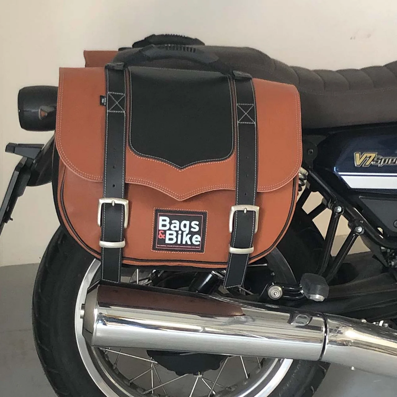 Panniers for Moto Guzzi V7 Special 2021/24, pair of CLASSIC in Leather and Black side bags - Image 3