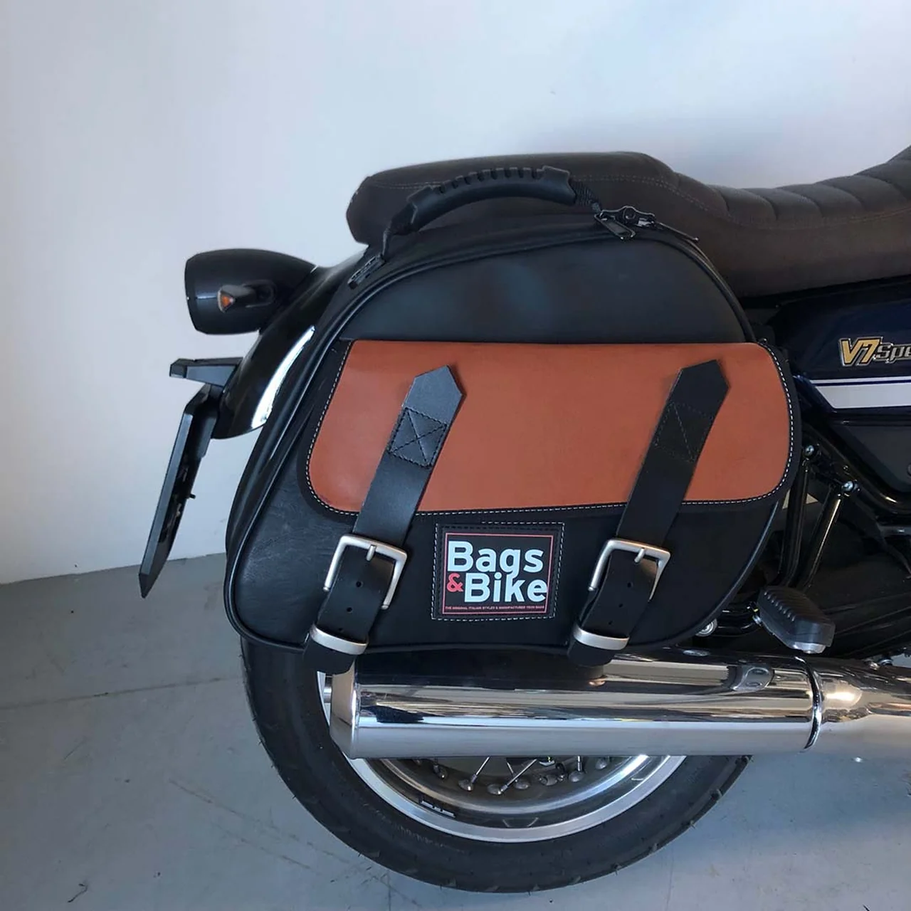 Panniers for Moto Guzzi V7 Special 2021/24, pair of EXPLORER in Black and Leather side bags - Image 2