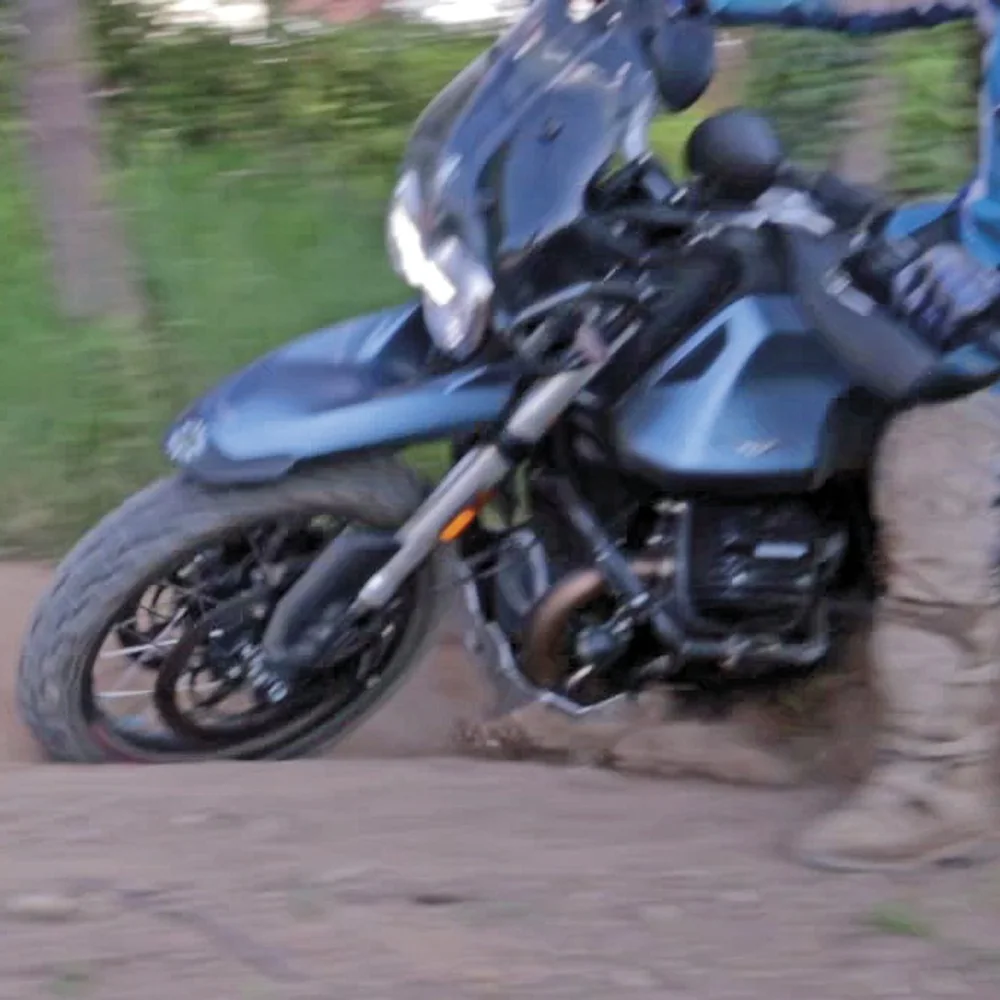 V85 TT con paracoppa GZ Sport su strada sterrata
