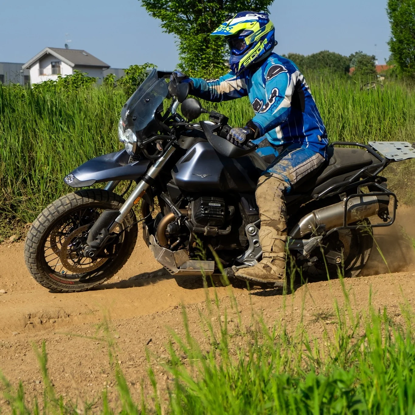 Motociclista su V85 TT con paracoppa GZ Sport in fuoristrada